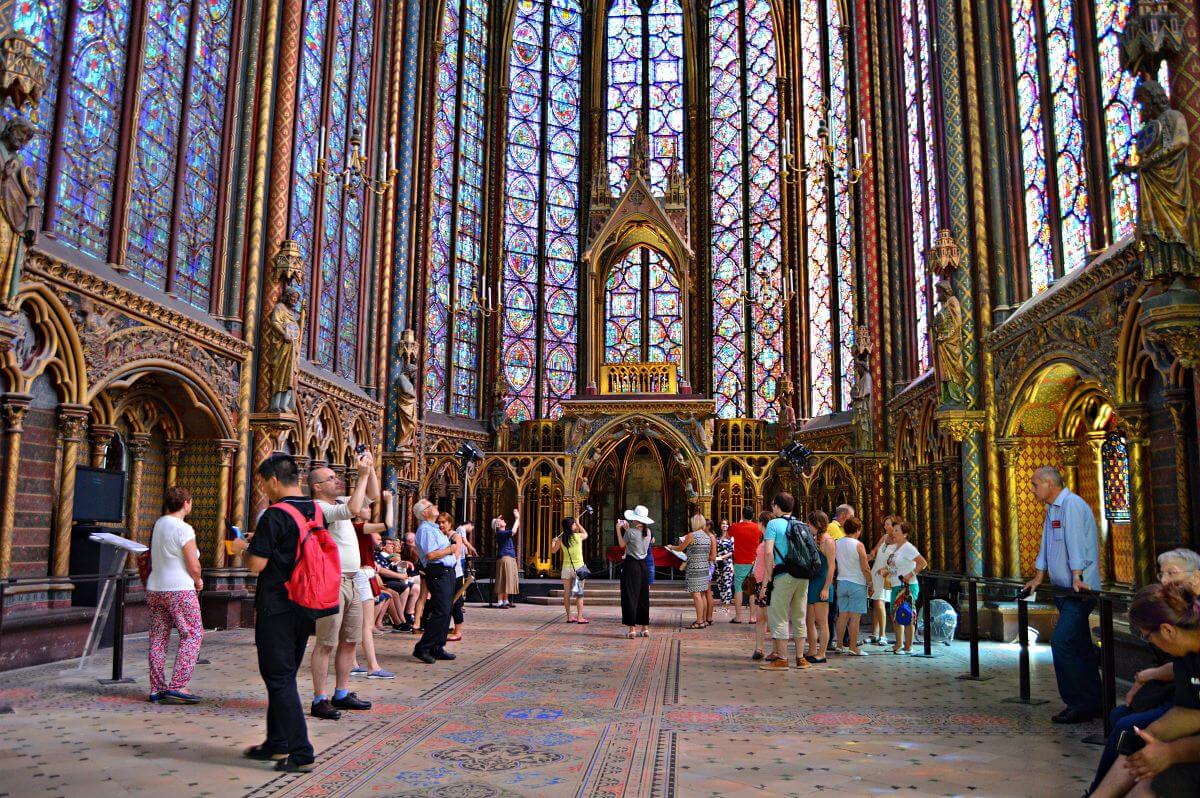 Interior de la Sainte Chapelle en París