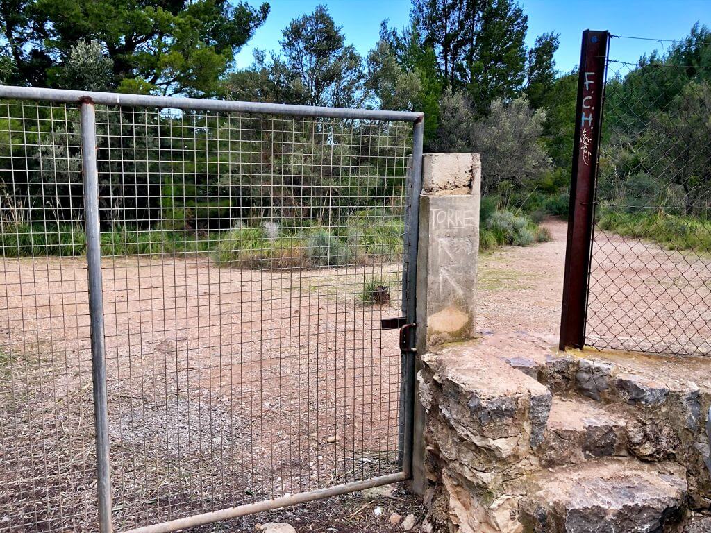 Reja para acceder a Sa Torre Picada