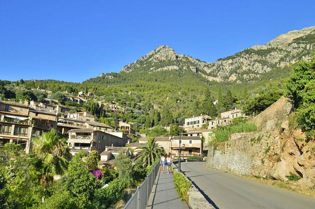 Entrada al pueblo de Deià