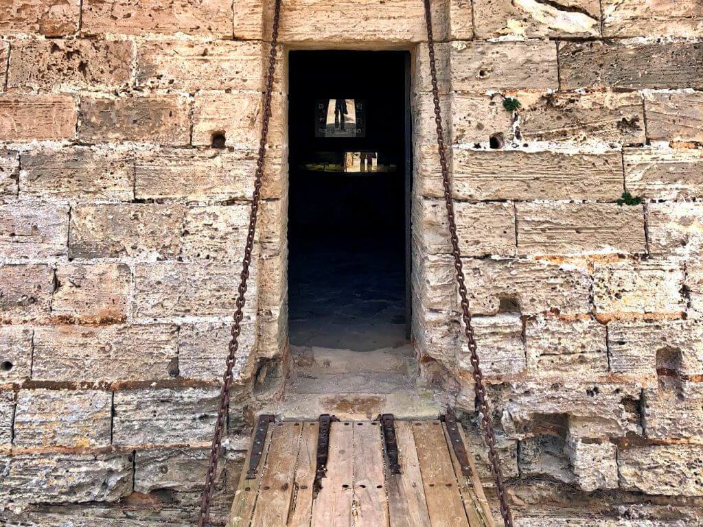 Entrada a torre de la Punta de n'Amer