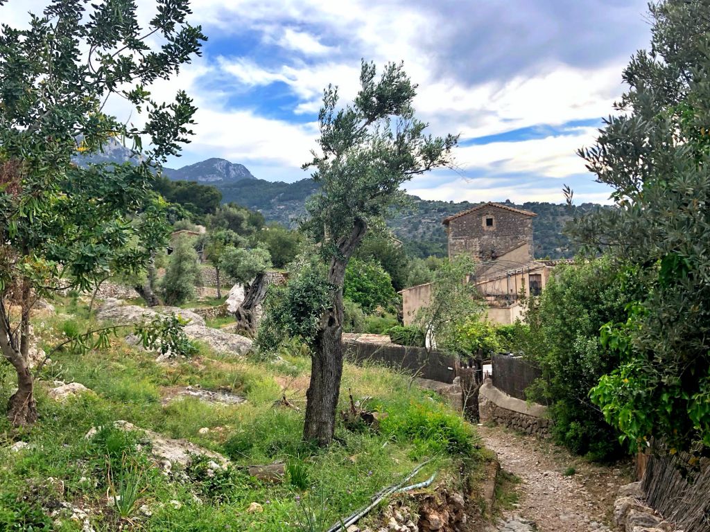 Entrada al llogaret de Llucalcari