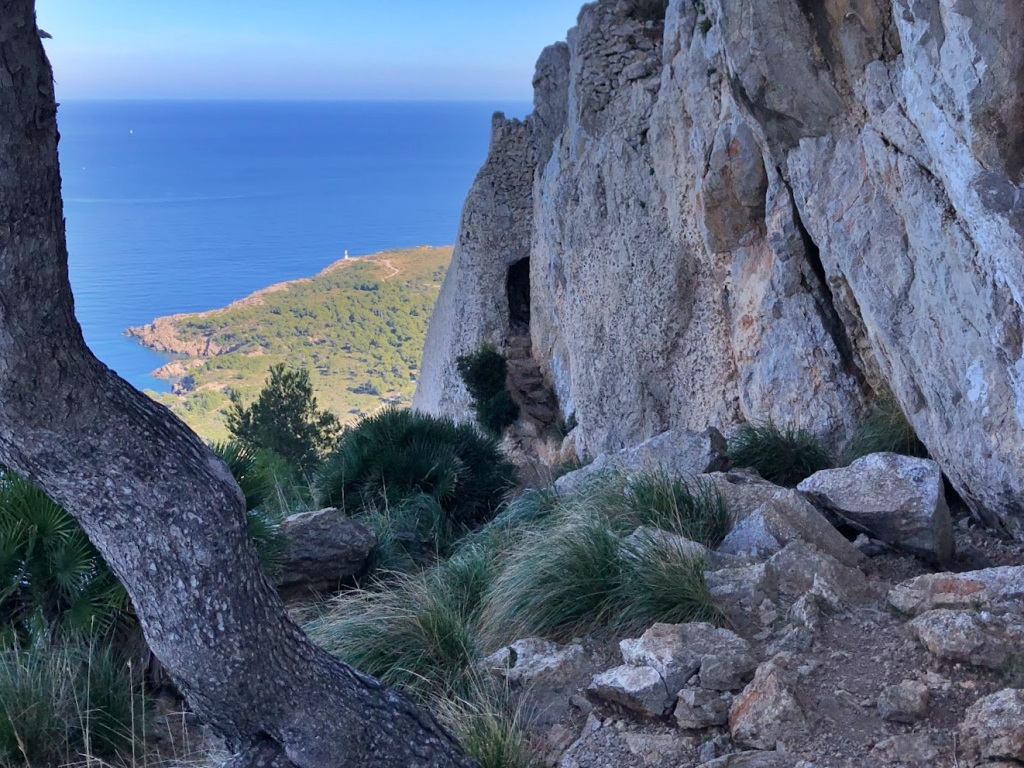 Paso de piedra o pequeño túnel 